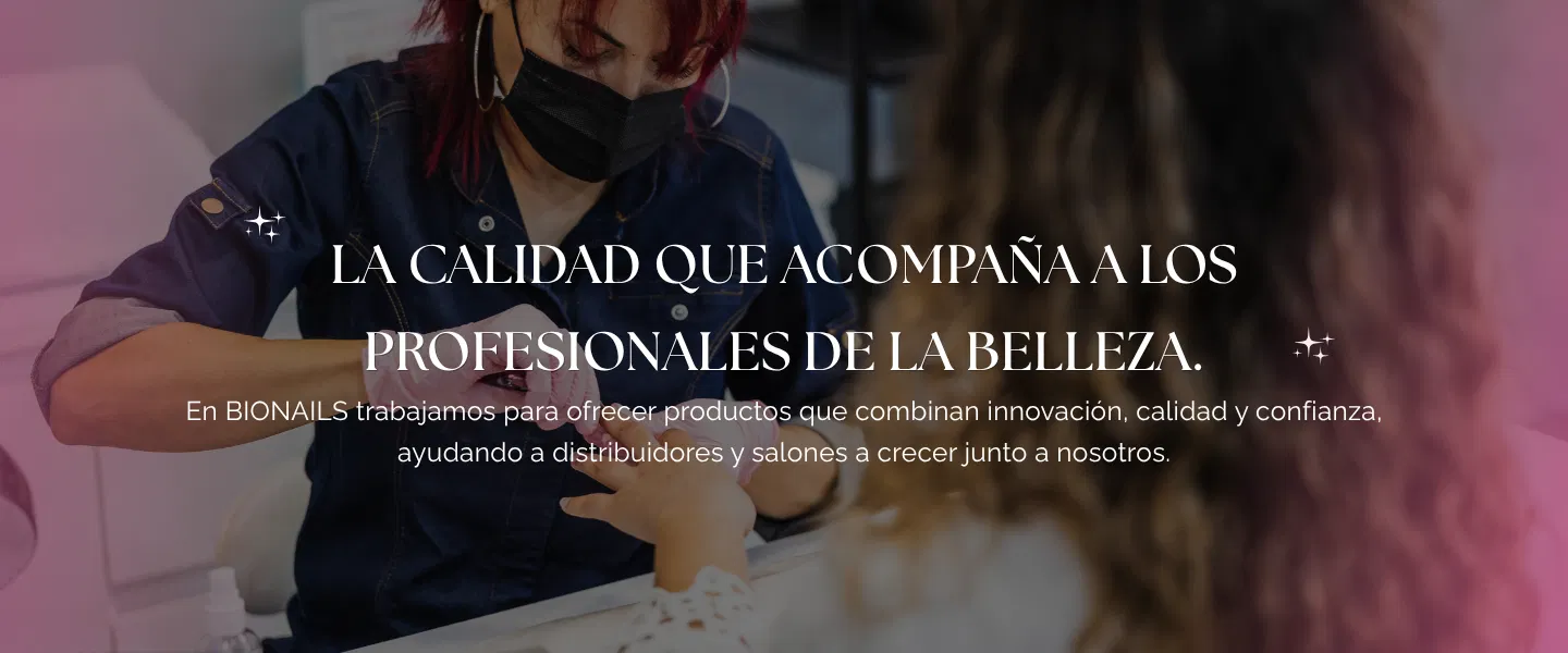 Banner con profesional trabajando en manicure